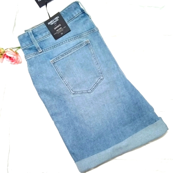 🤍New Simply Vera Vera Wang Denim Shorts🤍 - Picture 2 of 5